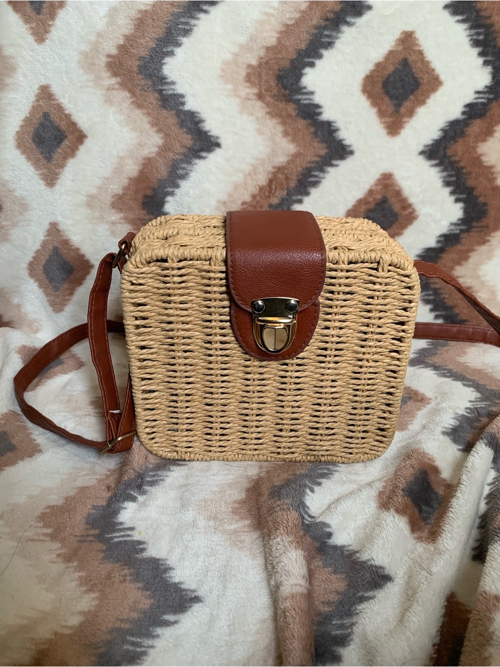 Square woven bag, shoulder bag, leather strap.